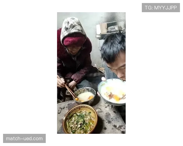 崔家溪训练完回家路上还在啃鸡胸肉，这人是不是对“下班”有什么误解